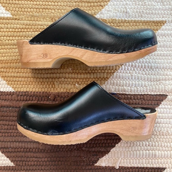 Sven Classic Plain Jane Low Heel Black Clog - Picture 2 of 5